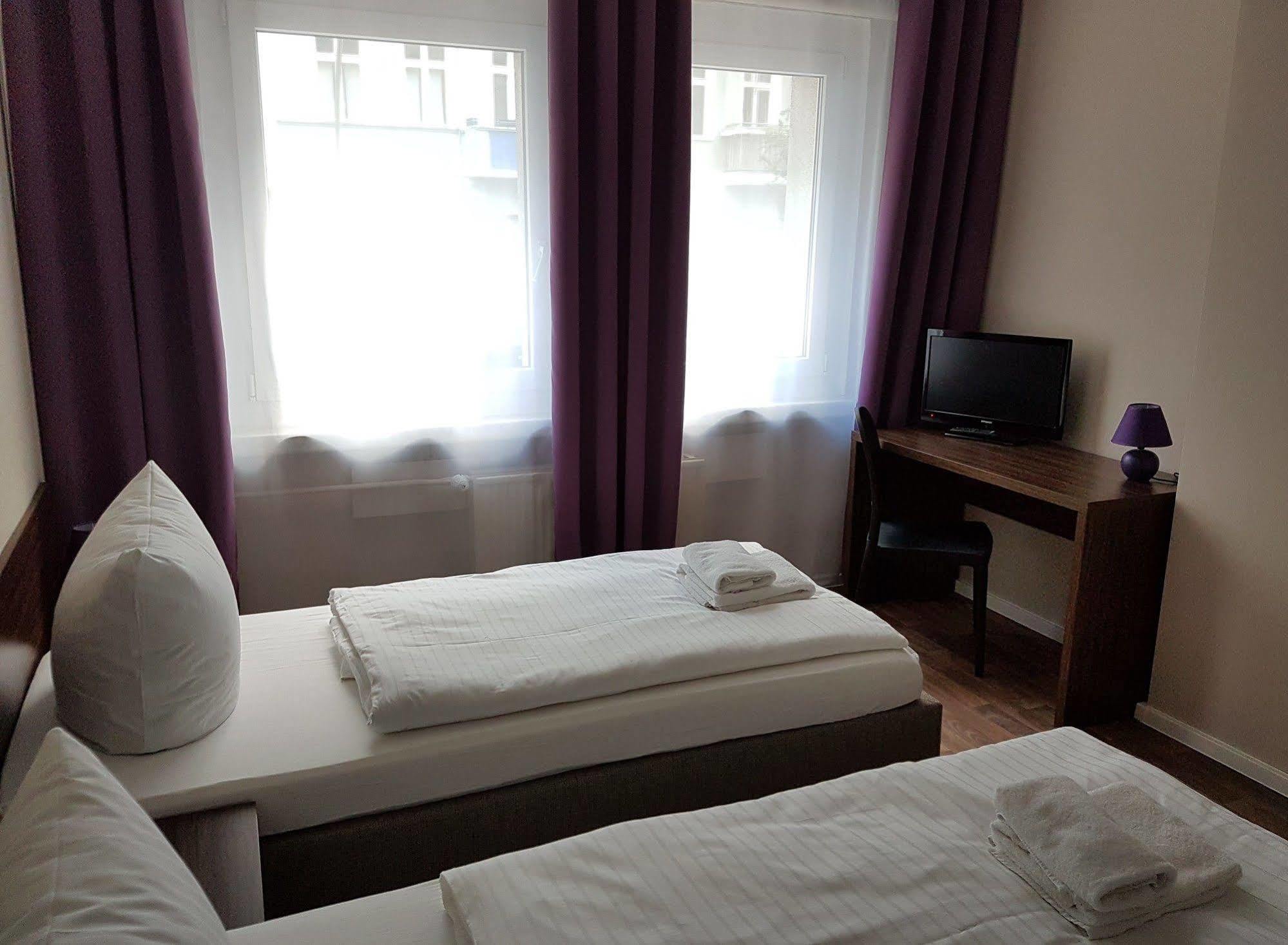 Hotel Pension Eberty Berlin Exterior foto