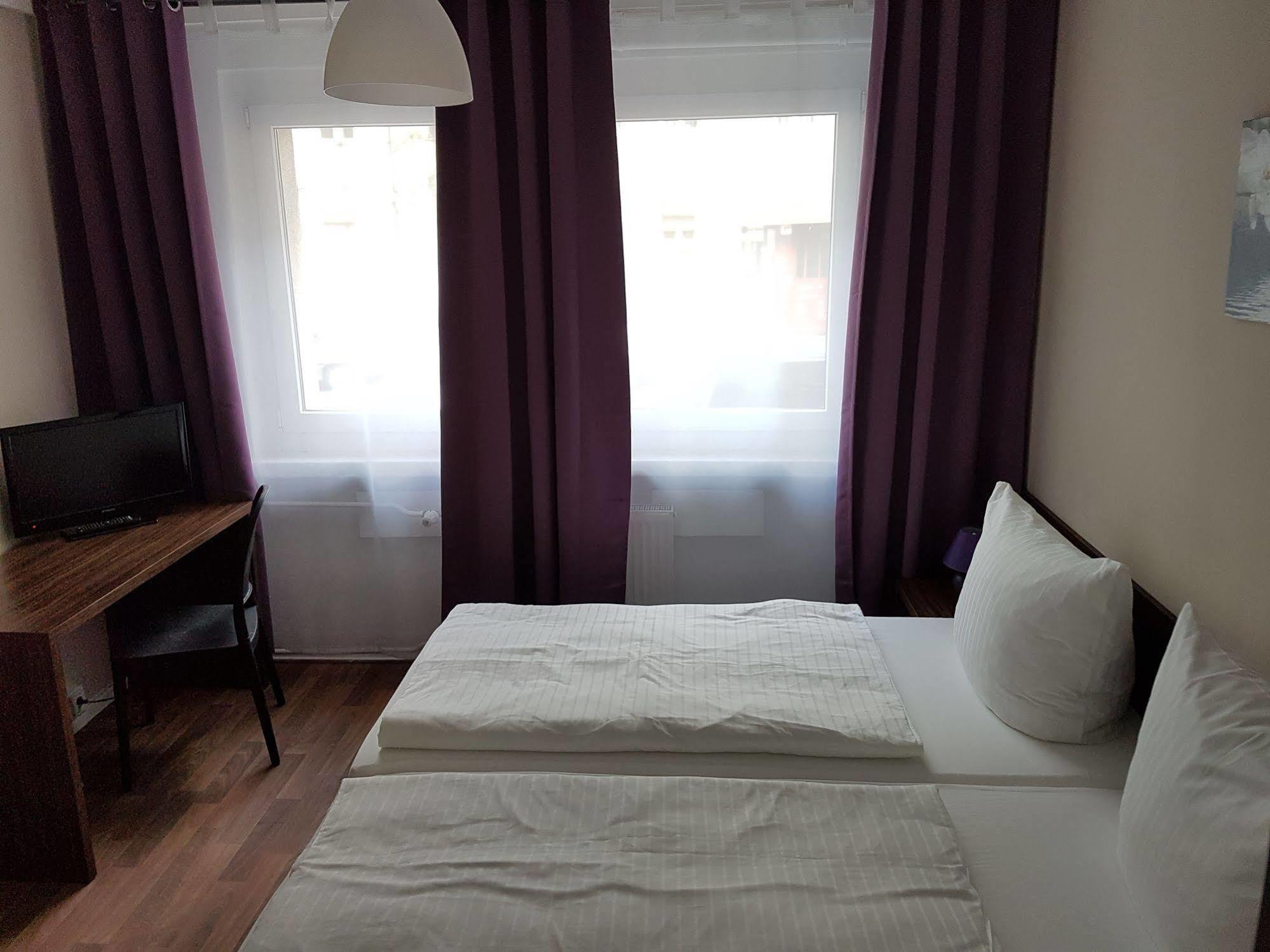 Hotel Pension Eberty Berlin Exterior foto